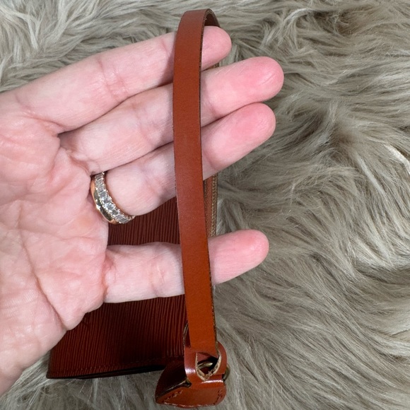 Louis Vuitton Epi Pochette - Picture 6 of 10